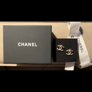Gorgeous classic CC Chanel earrings (pierced)